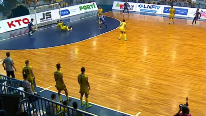 Foz Cataratas surpreende Praia Clube e larga na frente nas oitavas da Liga Nacional de Futsal