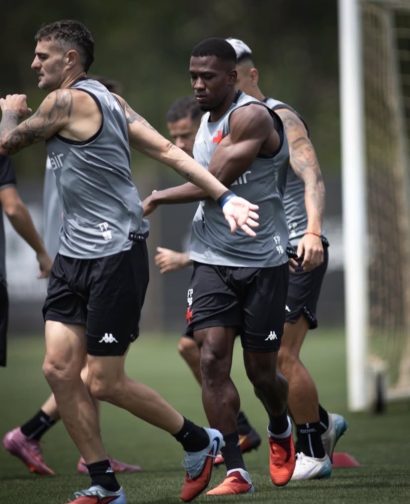 Escalação do Vasco: Cuesta treina com restrições e é dúvida para enfrentar o Vitória