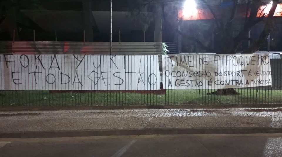 Torcedores do Sport protestam com faixas na Ilha contra presidente, elenco e Conselho