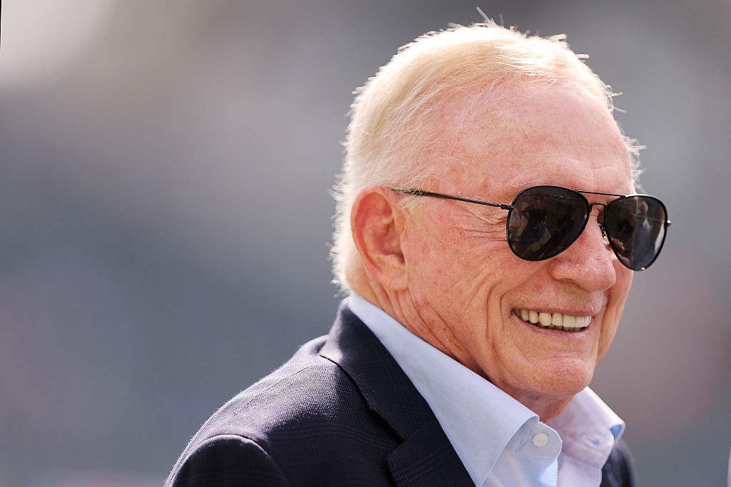 Jerry Jones é multado em R$1,3 milhão por gesto obsceno durante jogo da NFL