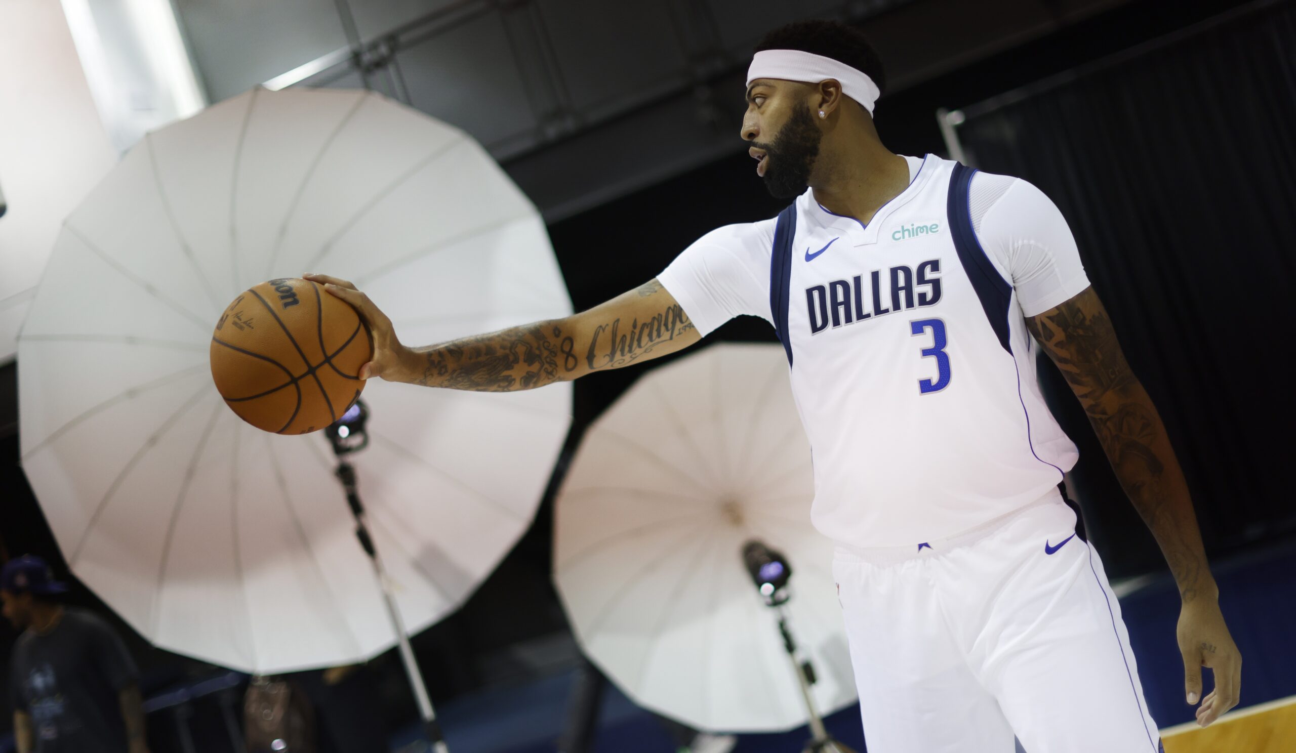 Anthony Davis volta aos Mavs com sete quilos a mais: “Nunca quero começar com meu peso ideal”