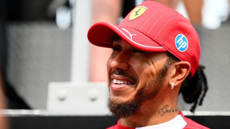 Hamilton provoca após crítica de Alonso pelo rádio: “18 anos disso”