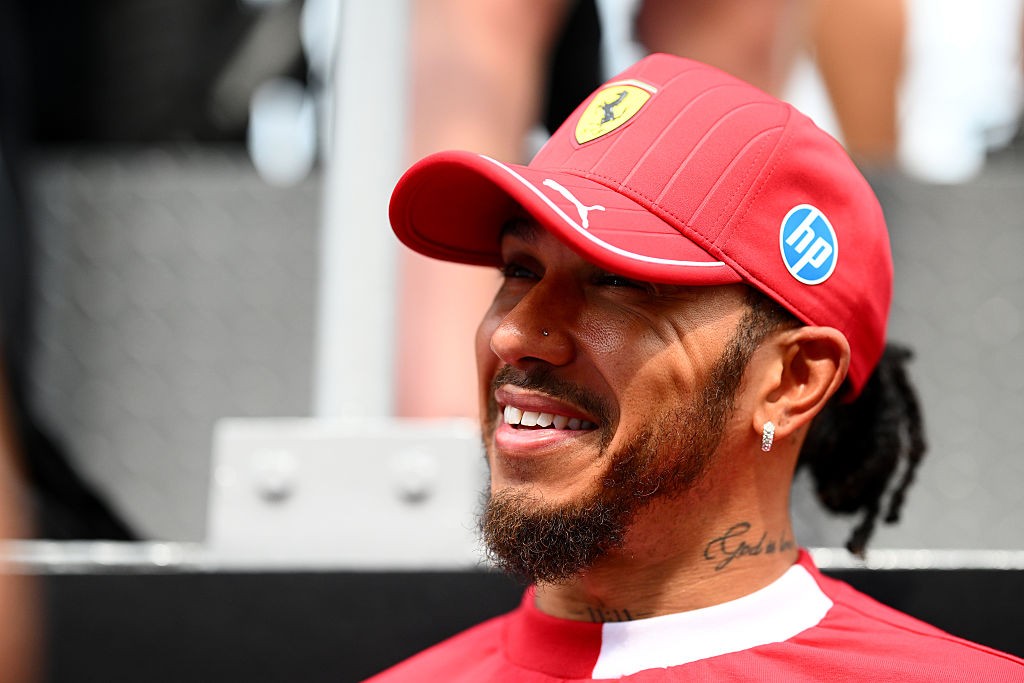 Hamilton provoca após crítica de Alonso pelo rádio: “18 anos disso”