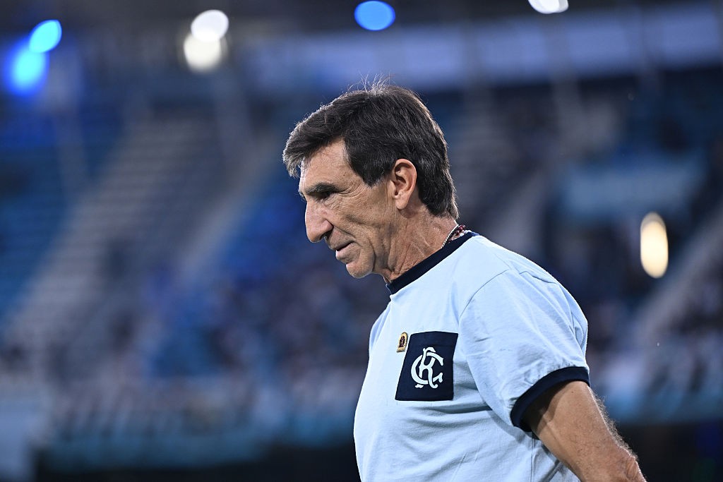 Técnico do Racing diz ter visto jogos do Flamengo e destaca diferença salarial: “Ganham muito mais que eu”