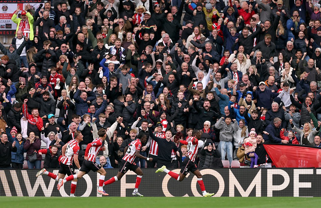De azarão a sensação: Sunderland gasta mais de R$ 1 bi e surpreende no G-4 da Premier League