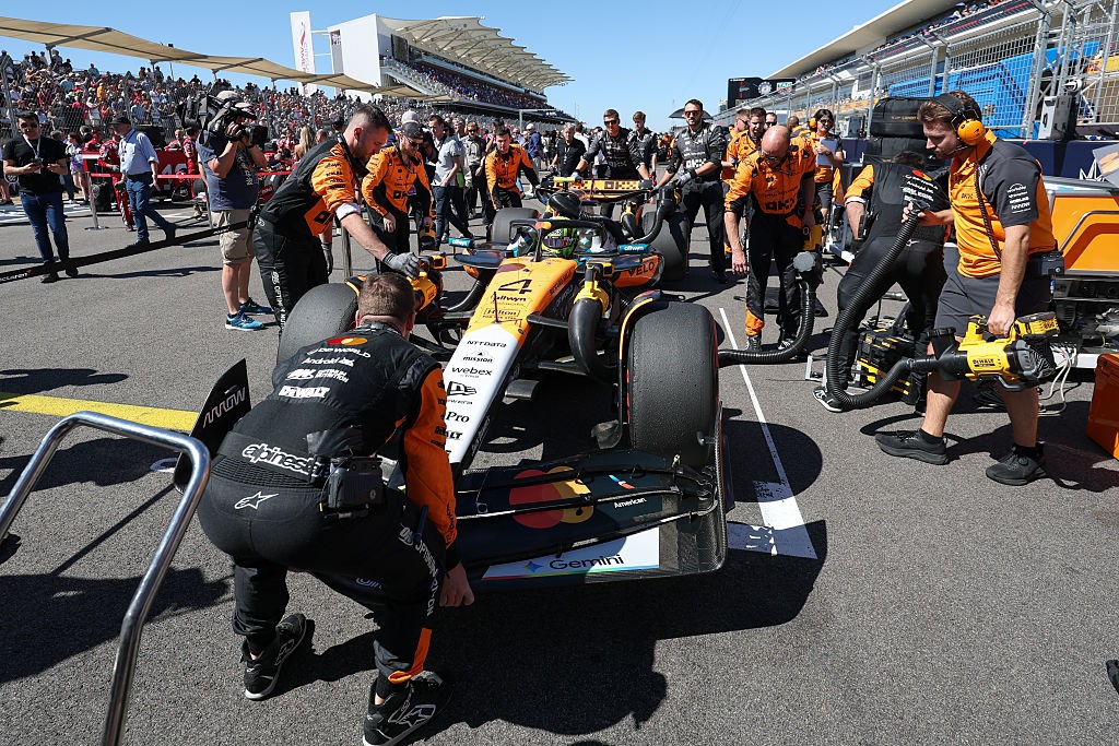 RBR é multada após funcionário remover fita que guiava Norris no grid