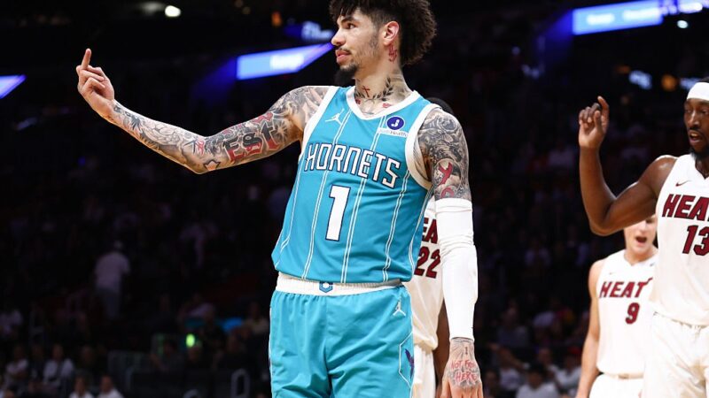 NBA multa LaMelo Ball em R$ 217 mil após gesto obsceno em derrota dos Hornets