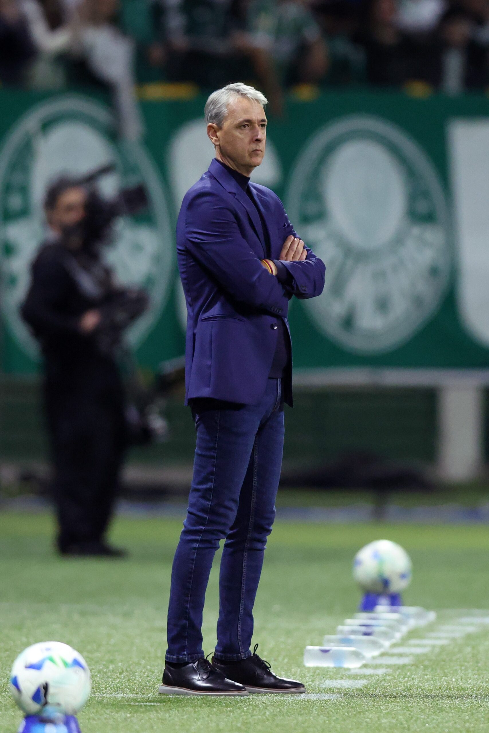 Tiago Nunes diz que LDU sofreu com gramado do Allianz Parque: “Parece pátio de colégio”