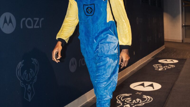 Giannis Antetokounmpo chega vestido de “minion” para jogo contra os Warriors; confira