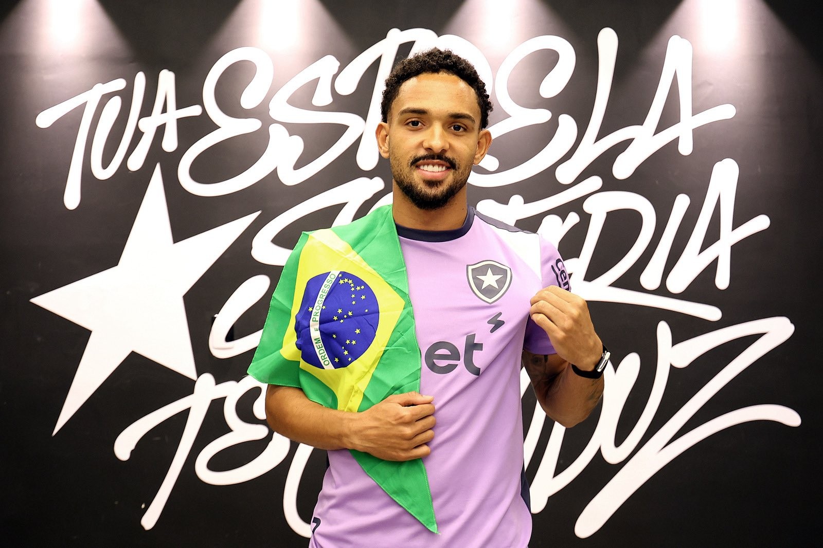 “Vim ser campeão brasileiro e da Libertadores”: como um espelho inspira Vitinho, do Botafogo, a estar na Copa do Mundo