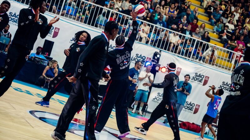 Harlem Globetrotters agitam São José com interação e jogadas de futebol