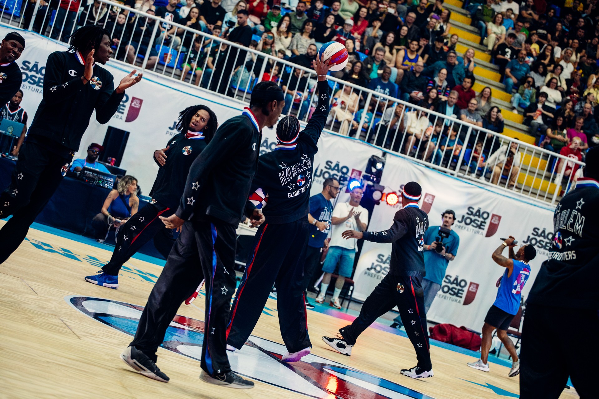 Harlem Globetrotters agitam São José com interação e jogadas de futebol