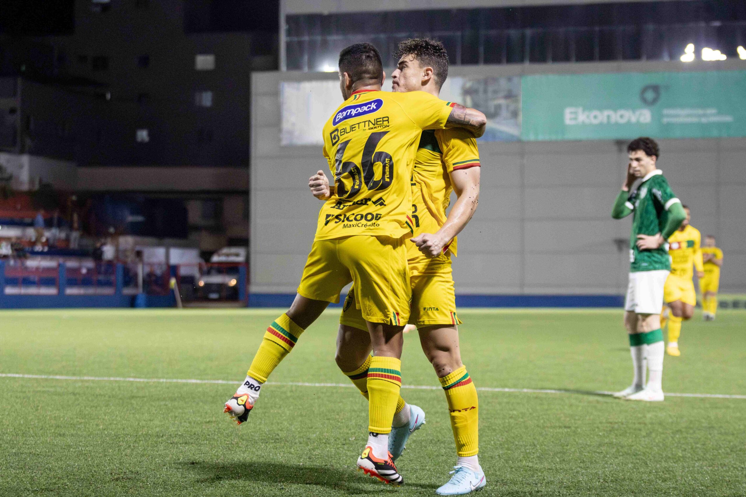 Brusque busca vitória para seguir vivo na briga pelo acesso à Série B