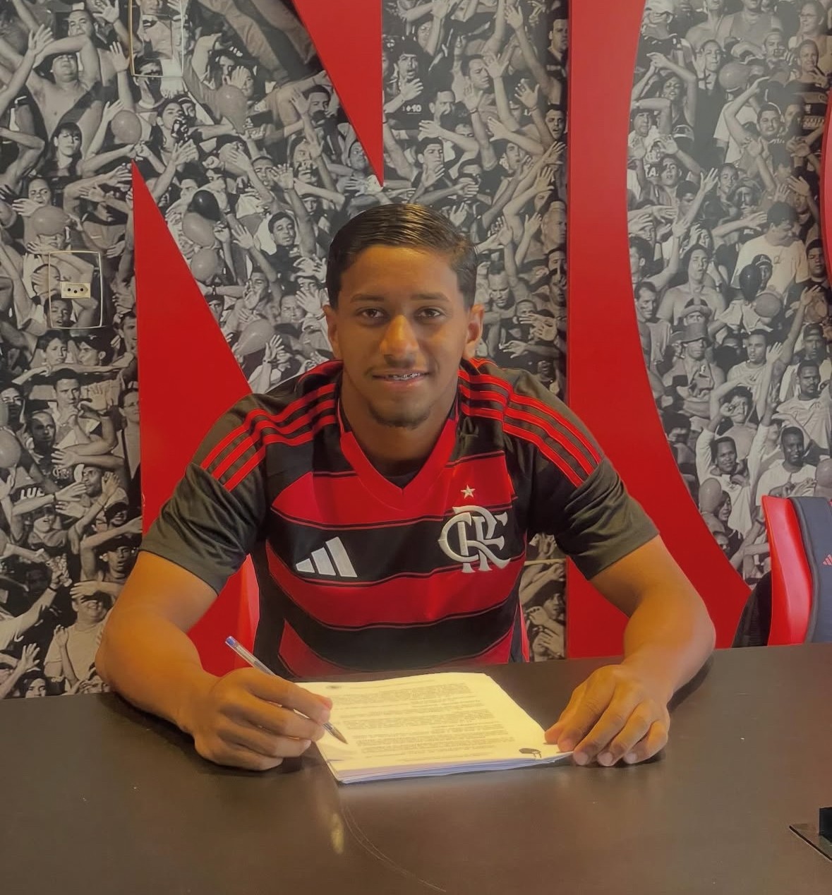 Flamengo assina contrato de joia com multa de R$ 300 milhões e rescinde com titular do sub-20