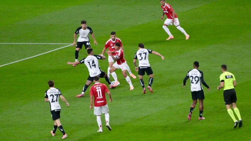 Gustavo Henrique protesta por pênalti marcado contra o Corinthians: “Juiz estragou o jogo”