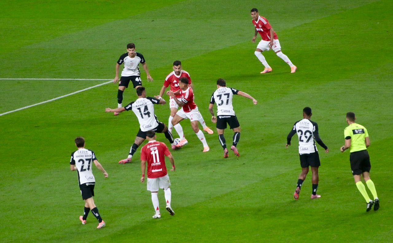Gustavo Henrique protesta por pênalti marcado contra o Corinthians: “Juiz estragou o jogo”