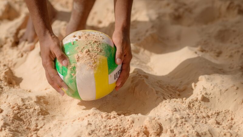 Treino na areia: conheça os benefícios de se exercitar em solo fofo