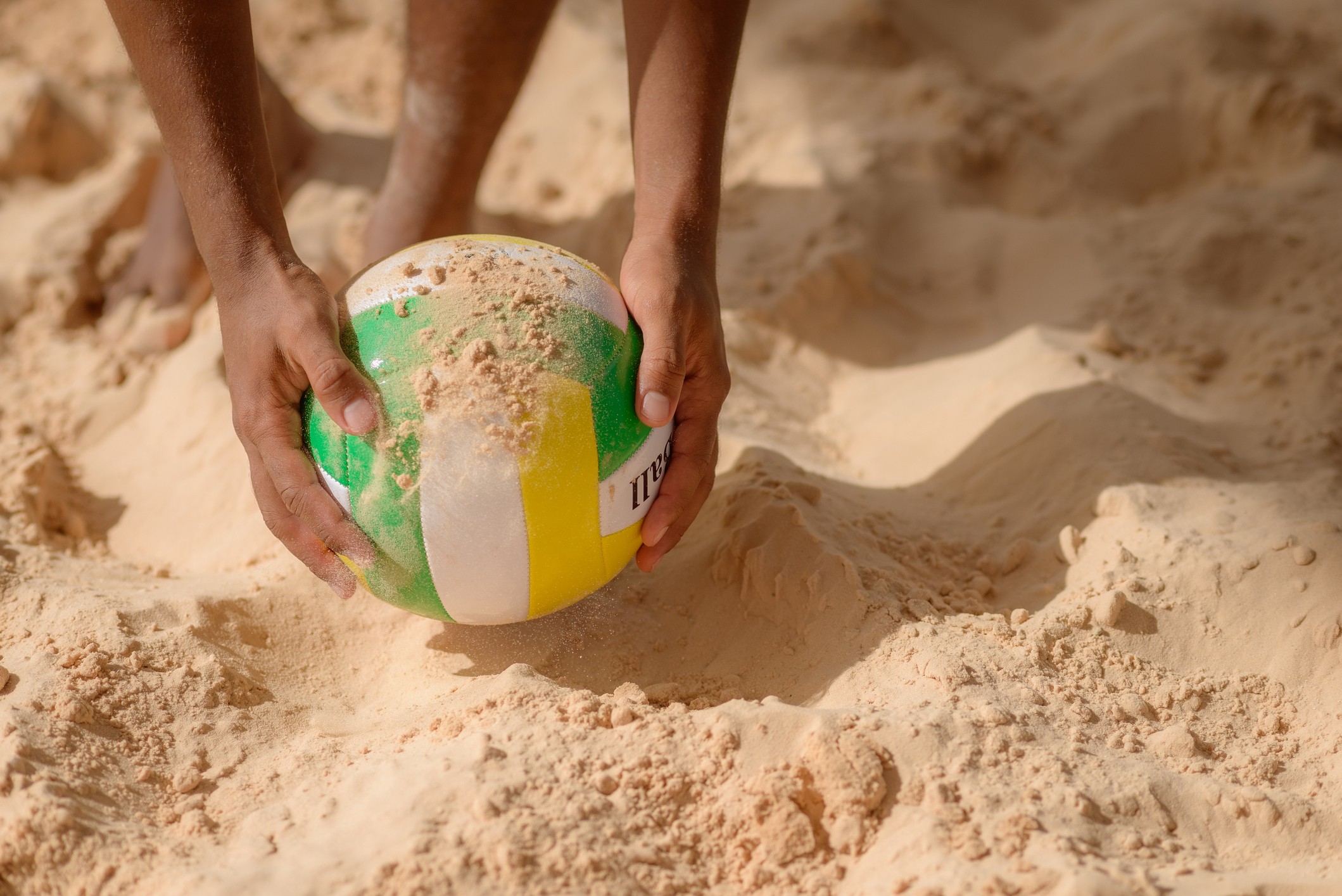 Treino na areia: conheça os benefícios de se exercitar em solo fofo