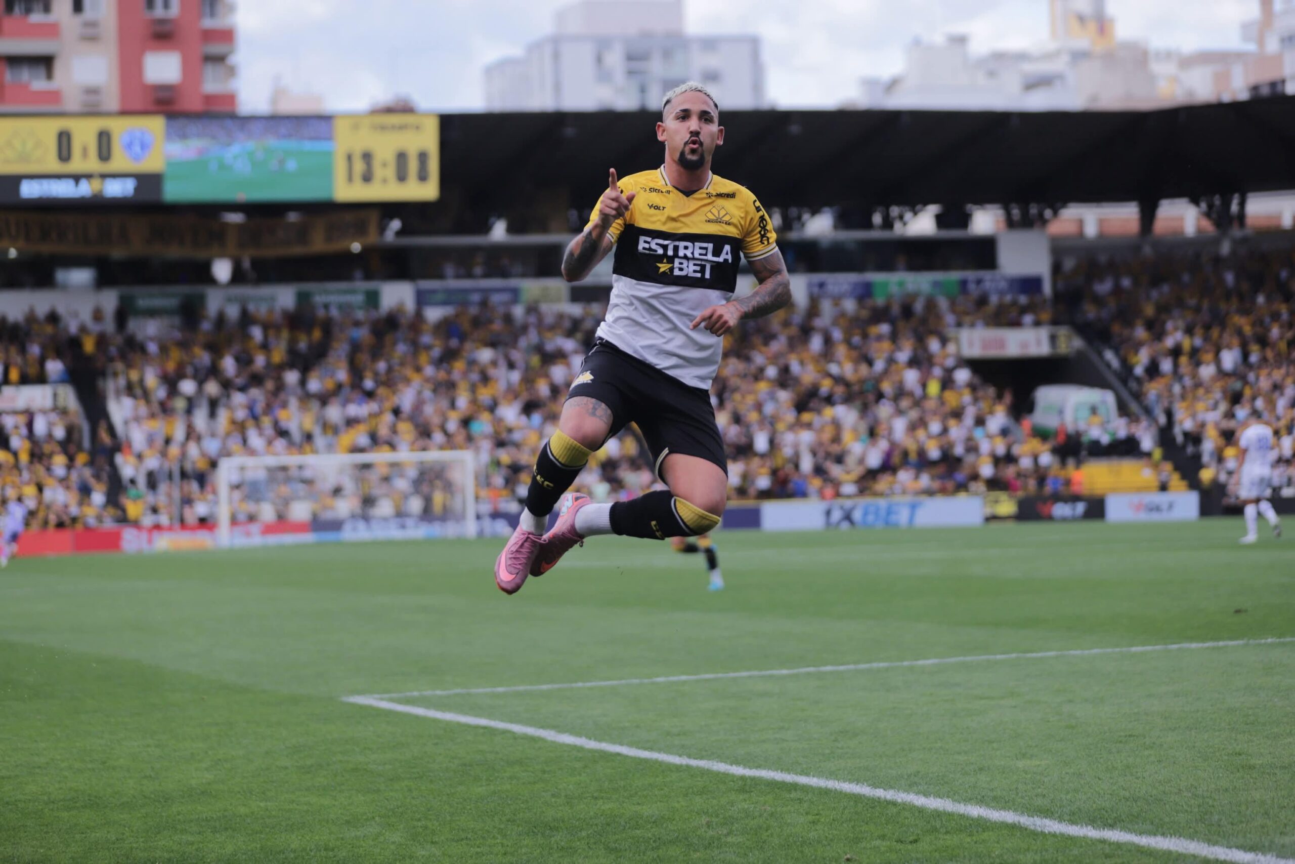 Jhonata Robert tem contrato renovado com o Criciúma até 2027