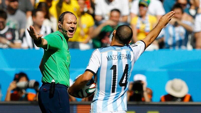 Árbitro de Copa do Mundo relata humilhação em testes da Uefa: “Ficamos quase nus”