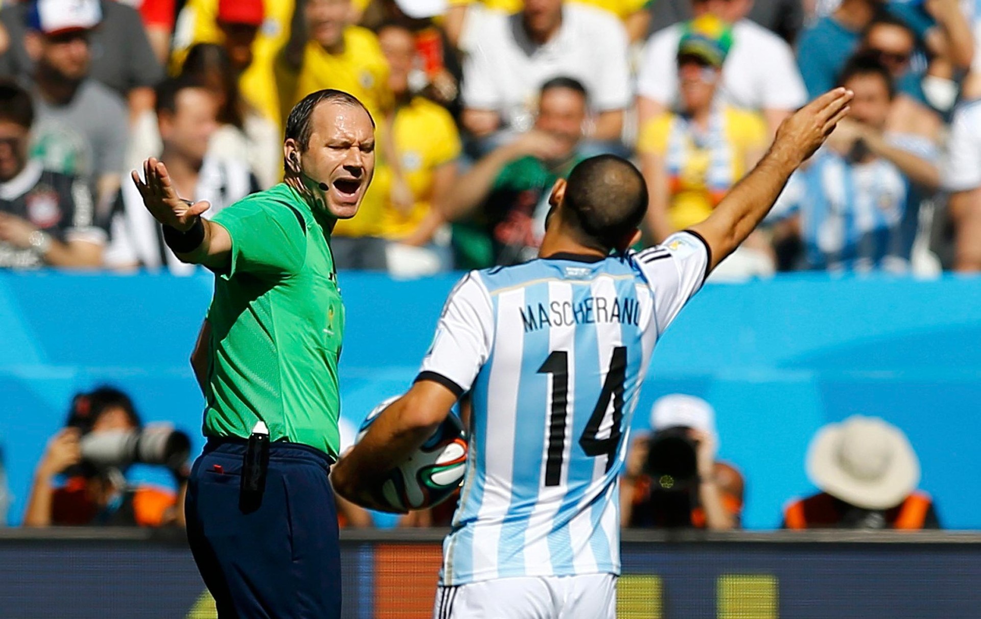 Árbitro de Copa do Mundo relata humilhação em testes da Uefa: “Ficamos quase nus”