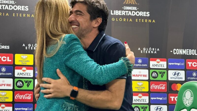 Leila Pereira interrompe entrevista, abraça Abel e diz: “É o maior técnico da história do Palmeiras”
