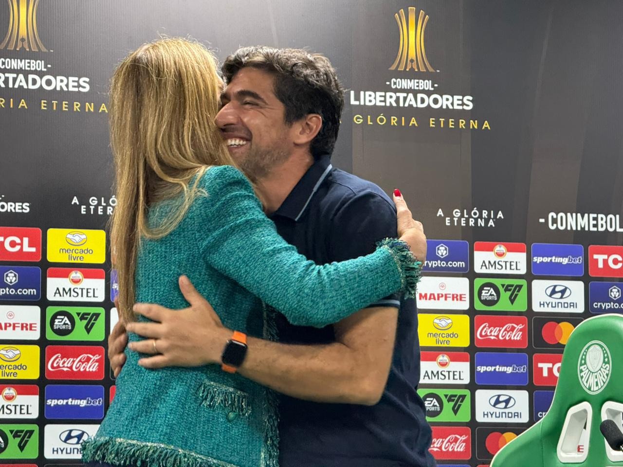 Leila Pereira interrompe entrevista, abraça Abel e diz: “É o maior técnico da história do Palmeiras”