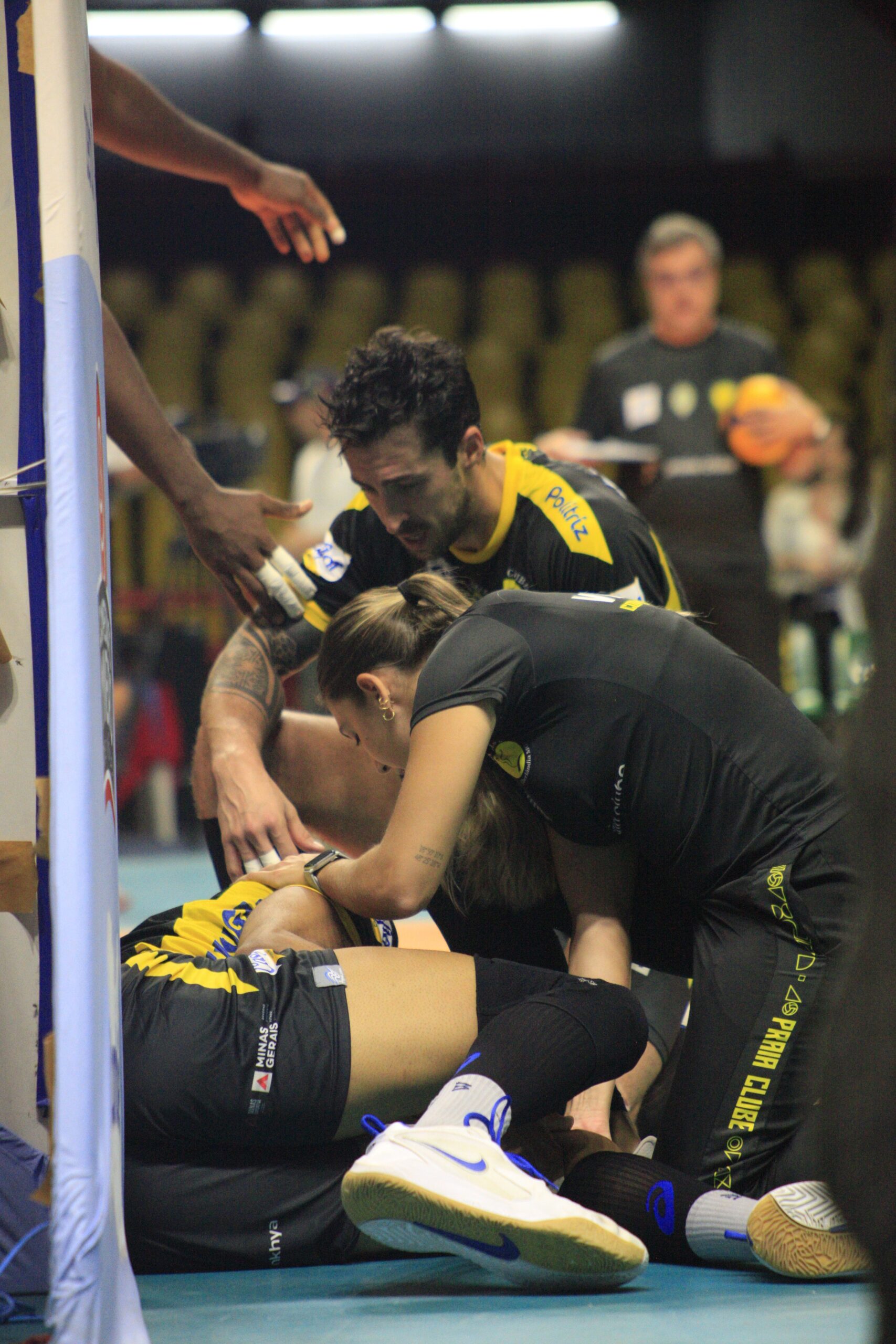 Central do Praia Clube, Pietro pisa de mau jeito, tem lesão no joelho e vai passar por exames