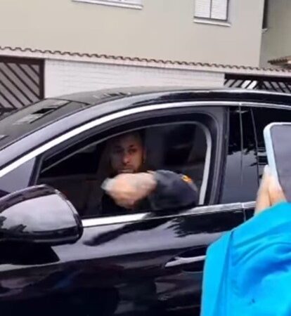 Neymar surpreende funcionárias de loja em Santos: “Depois venho buscar meus doces”