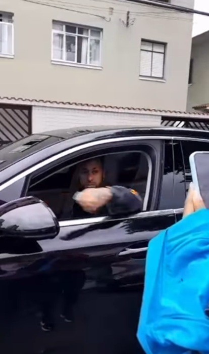 Neymar surpreende funcionárias de loja em Santos: “Depois venho buscar meus doces”