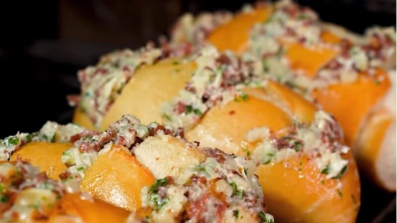 Combinação perfeita de linguiças em lanche suculento e crocante feito na brasa