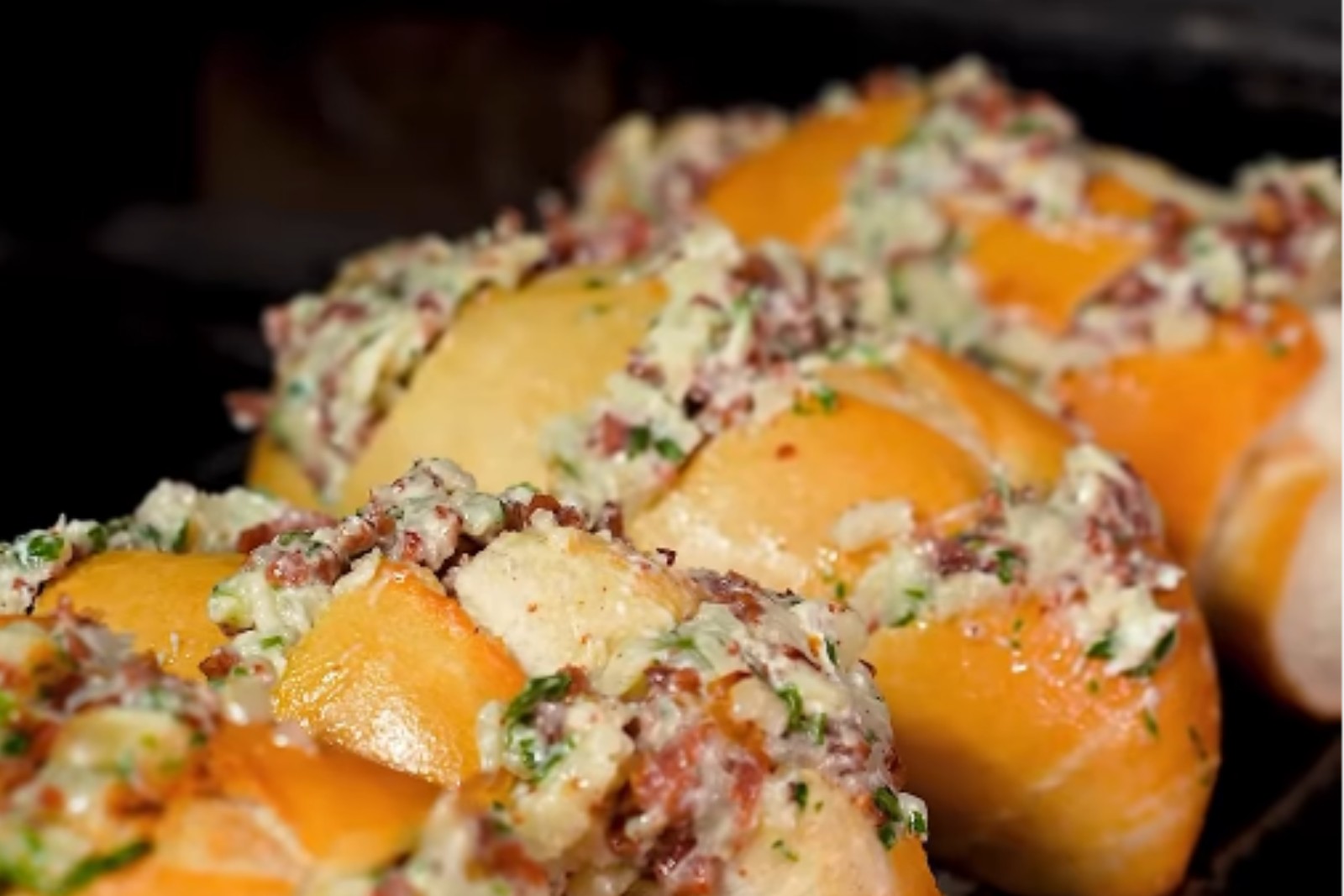 Combinação perfeita de linguiças em lanche suculento e crocante feito na brasa