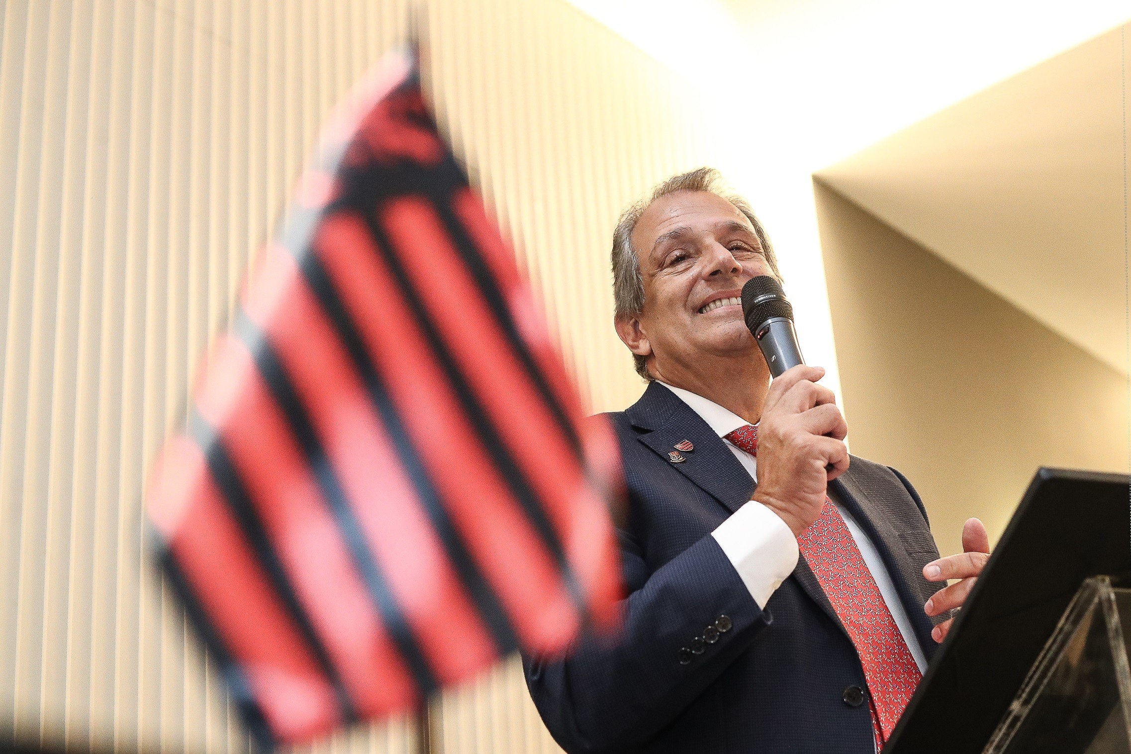 Em meio à disputa na Justiça, Libra e Flamengo trocam críticas públicas em notas