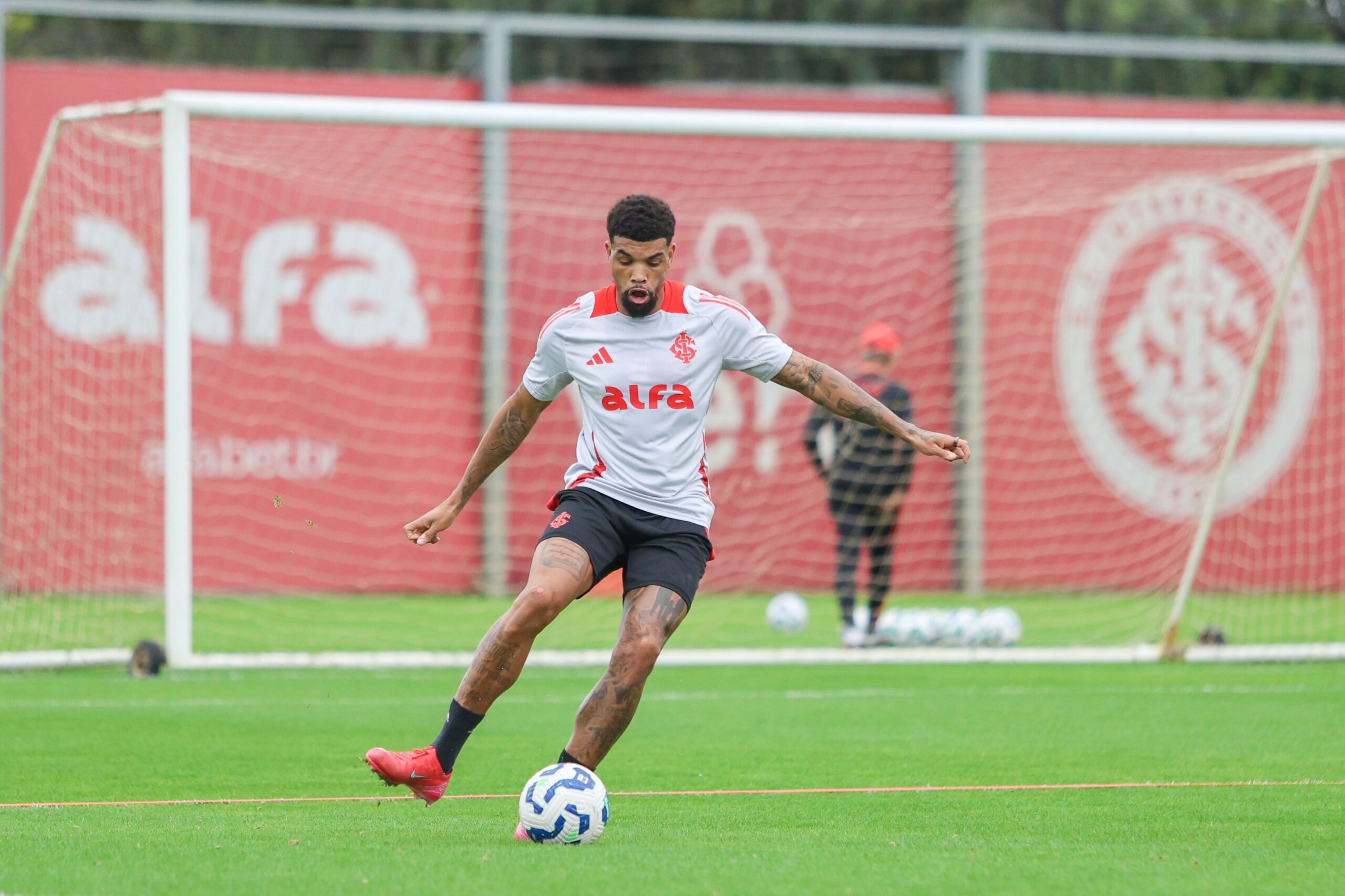 Juninho aumenta lista de desfalques do Inter