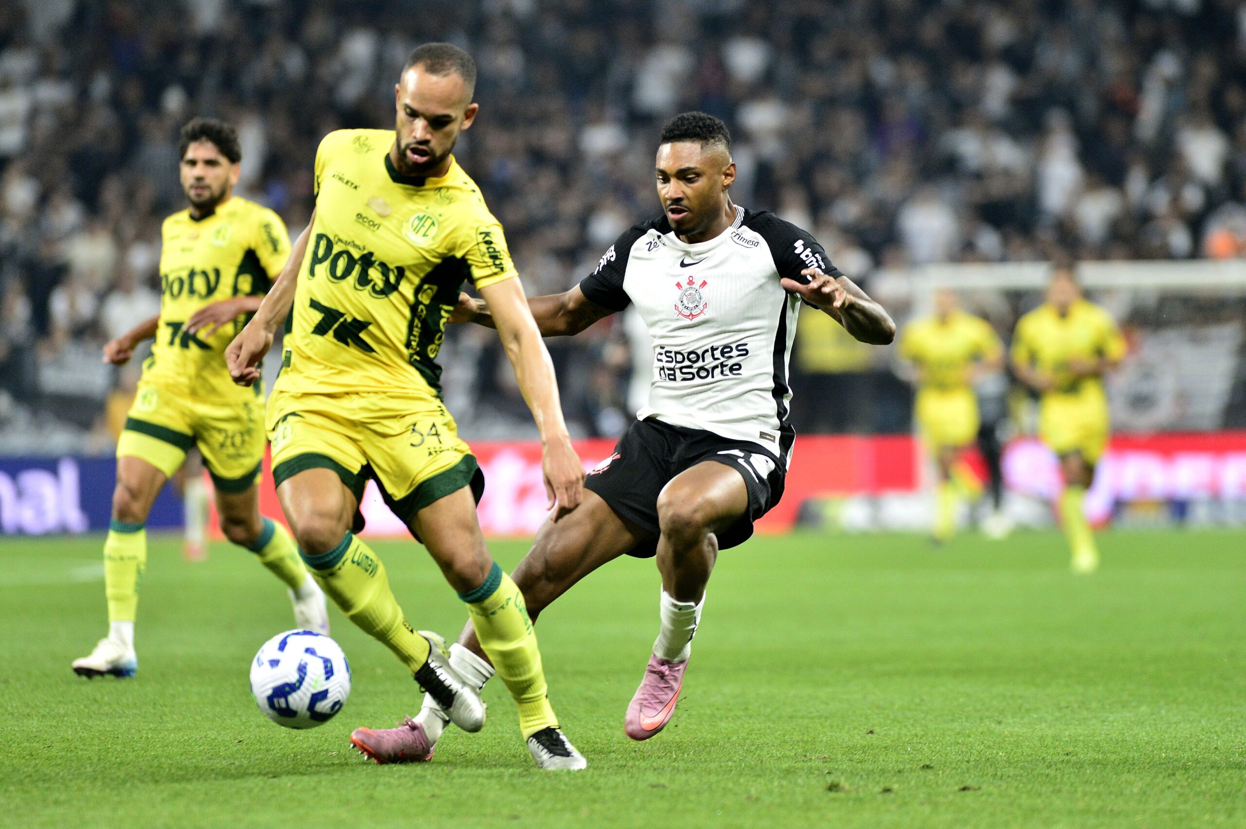 Vitinho joga 17 minutos, sai com dores no joelho e vira preocupação no Corinthians