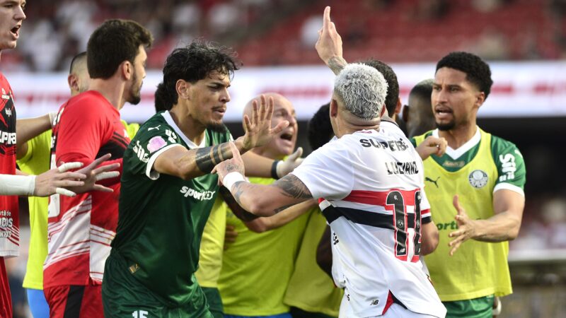 Bastidores: cartolas do São Paulo creem que postura de árbitro levou VAR a erro em clássico