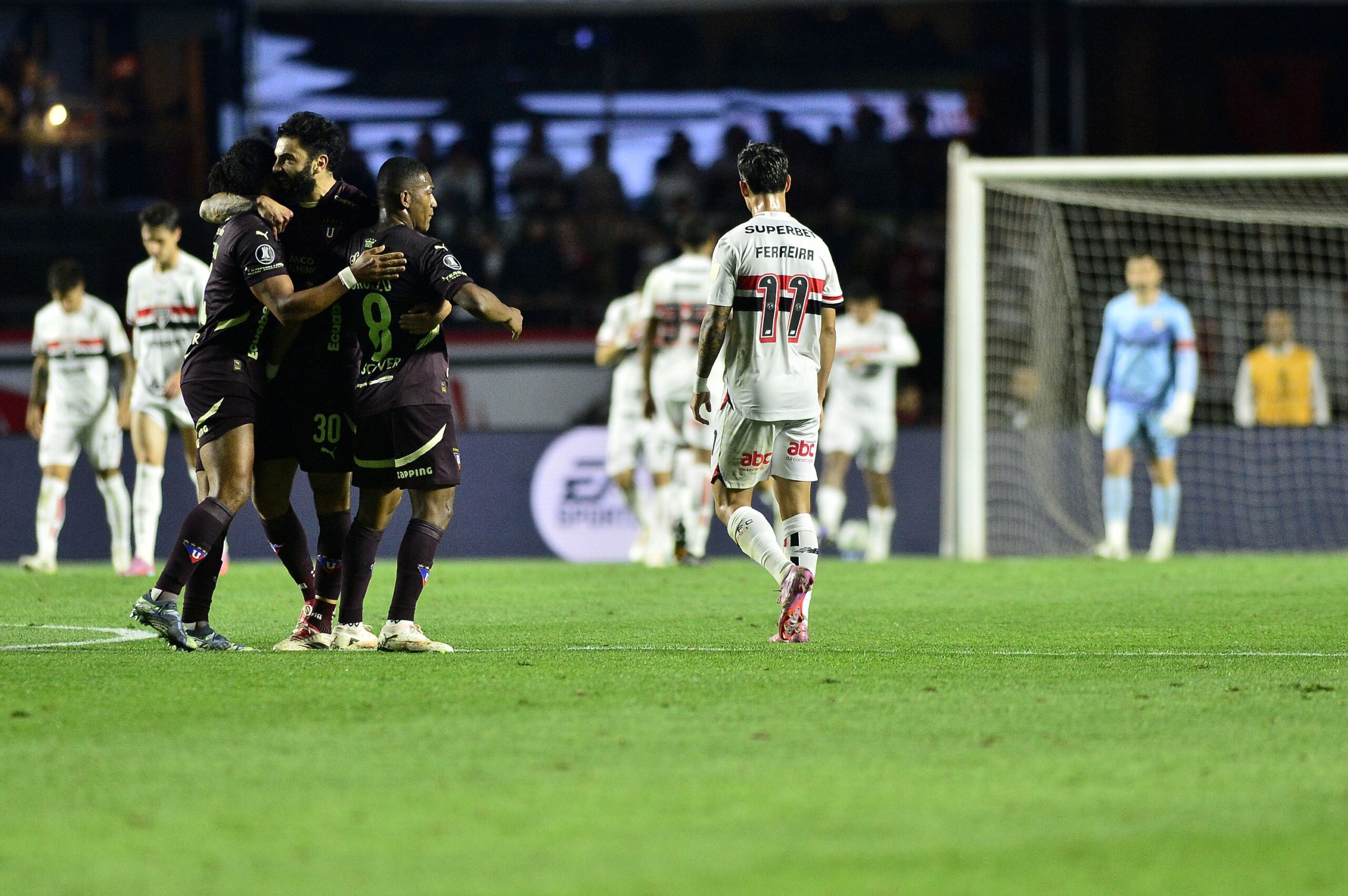 LDU se prepara para enfrentar Palmeiras com baixa no gol e dúvida sobre carrasco do Botafogo