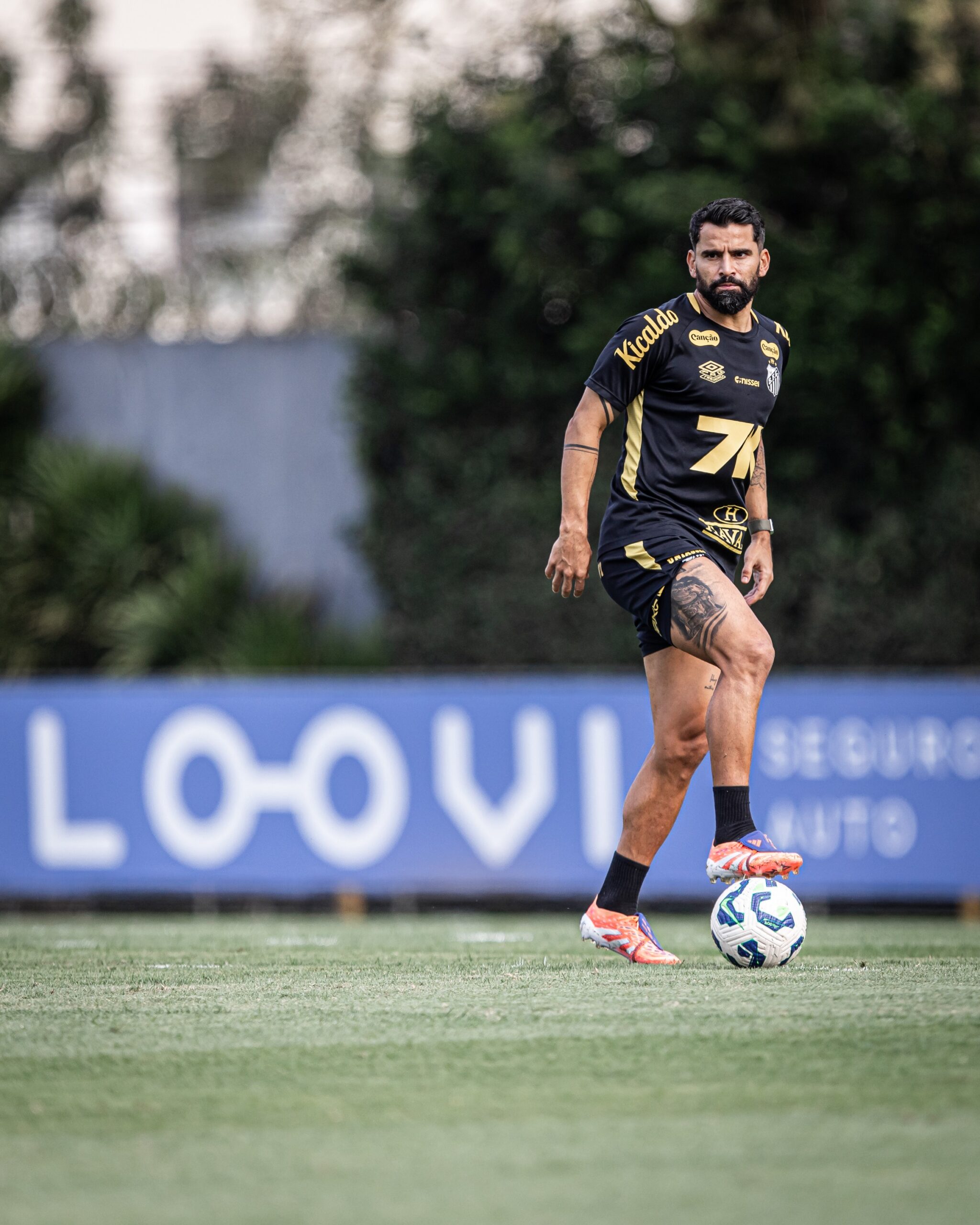Tomás Rincón tem problema muscular e pode virar desfalque no Santos para clássico