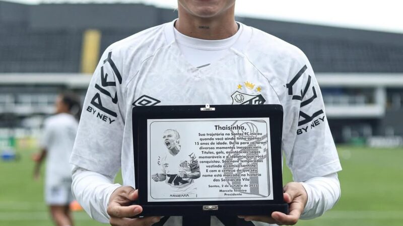Thaisinha completa 200 jogos e recebe homenagem do Santos