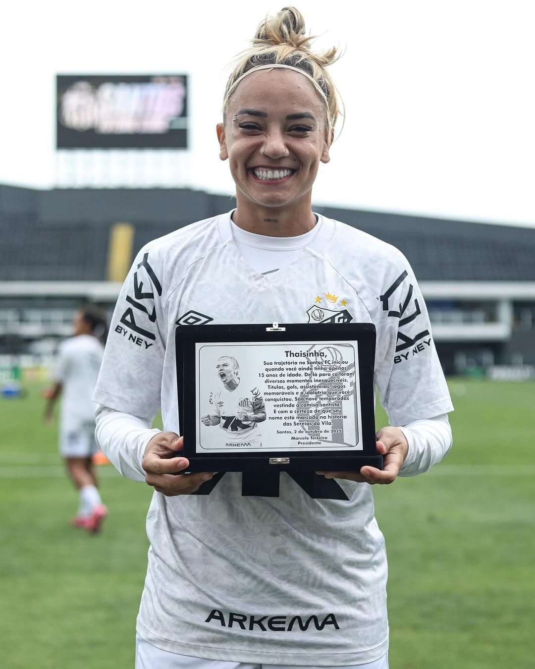 Thaisinha completa 200 jogos e recebe homenagem do Santos