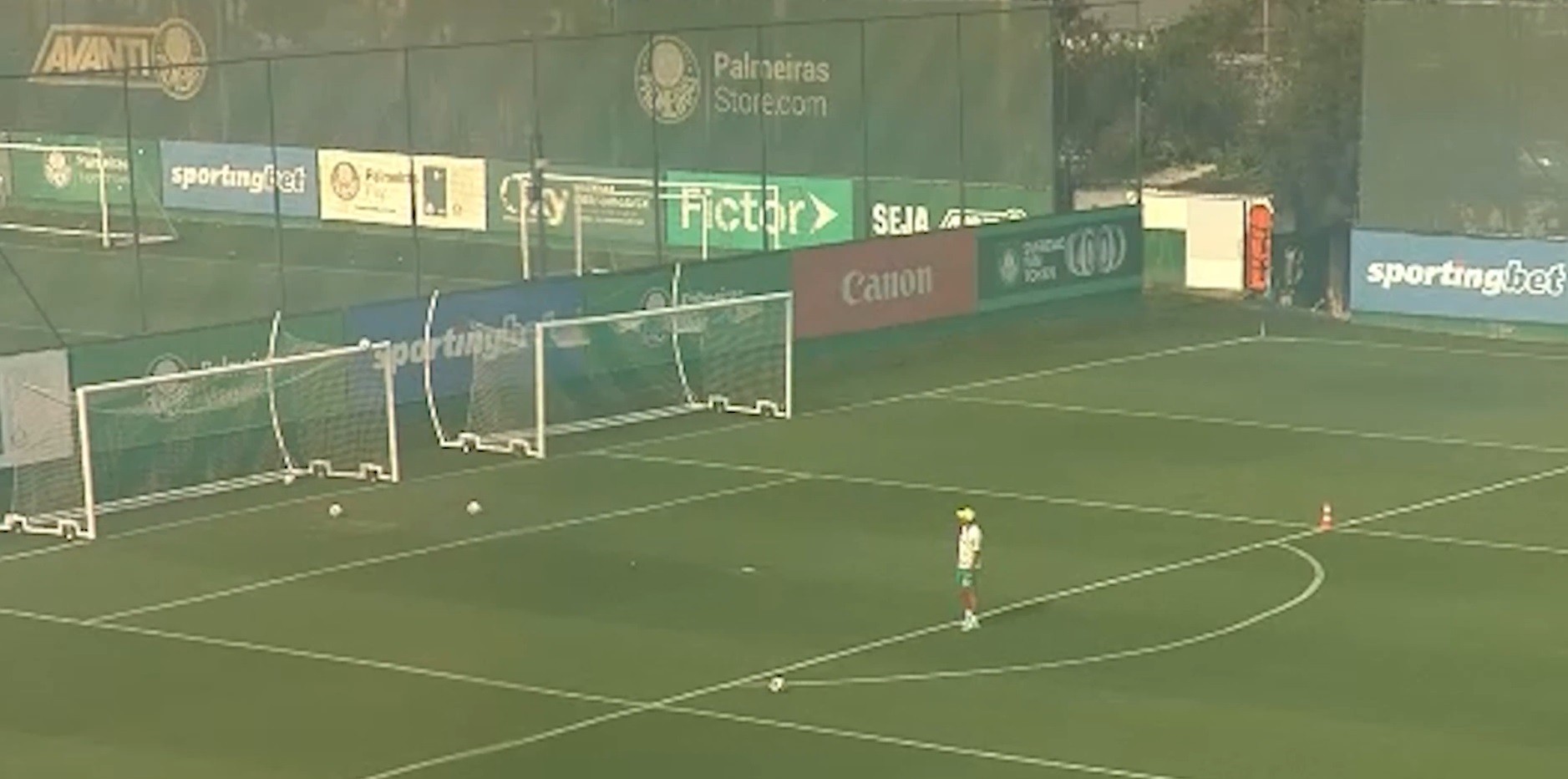 Abel esbanja categoria em chutes no travessão, e perfil do Palmeiras provoca: “Ligação direta?”