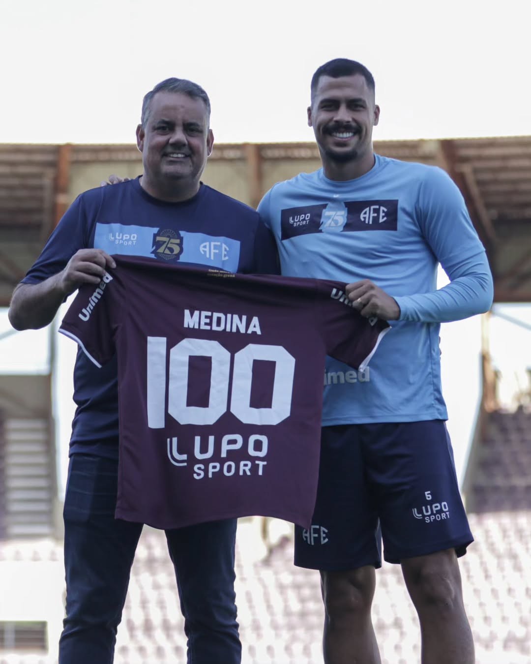 Gustavo Medina recebe camisa comemorativa por 100 jogos pela Ferroviária