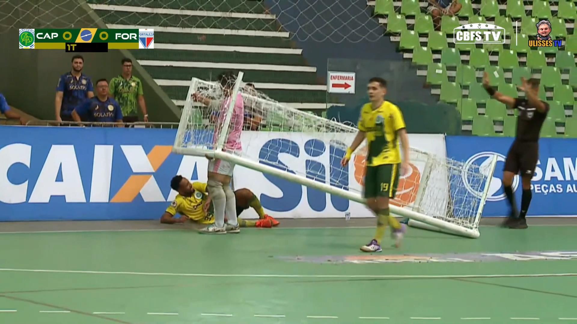 Campeão mundial de futsal se choca e derruba trave em lance de perigo de gol; assista