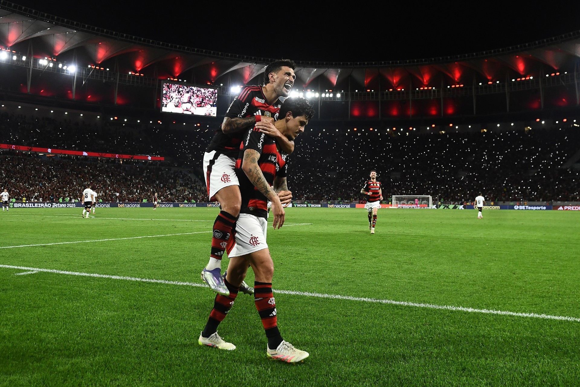 Dupla responsável por metade dos gols do Flamengo no Brasileirão deve voltar ao time titular contra o Bahia