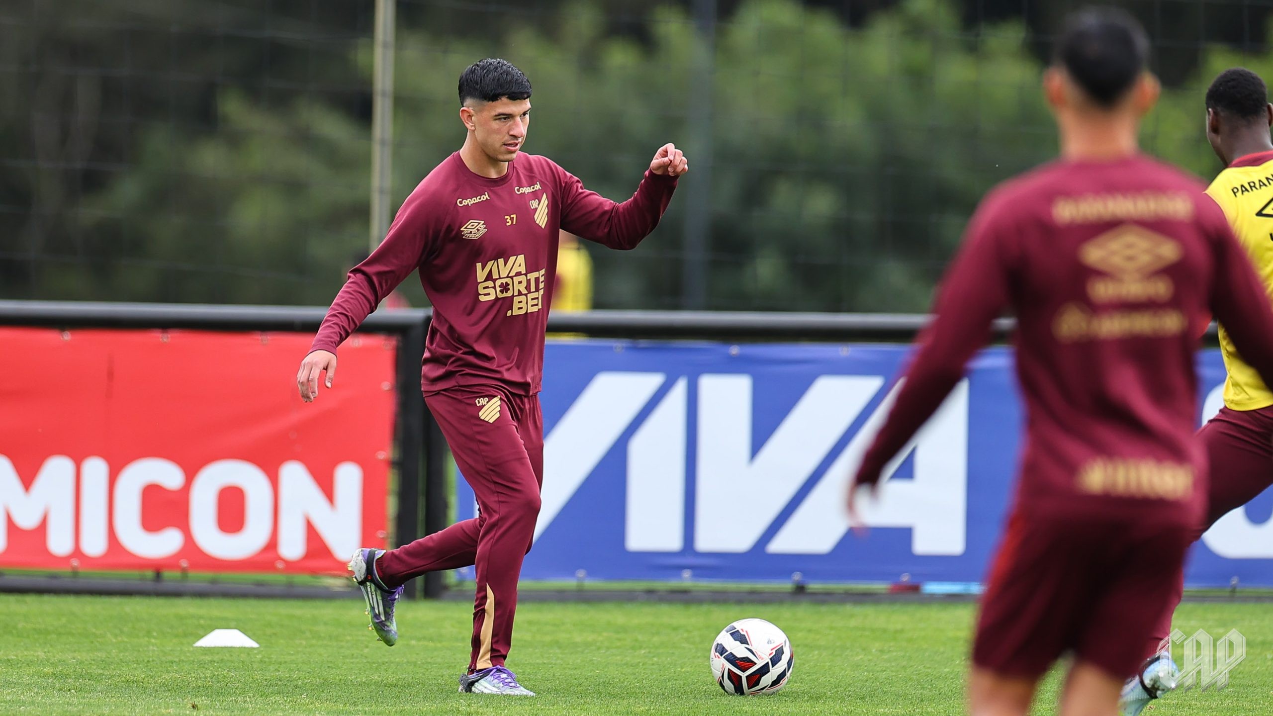 Esquivel sofre lesão e desfalca o Athletico na sequência da Série B