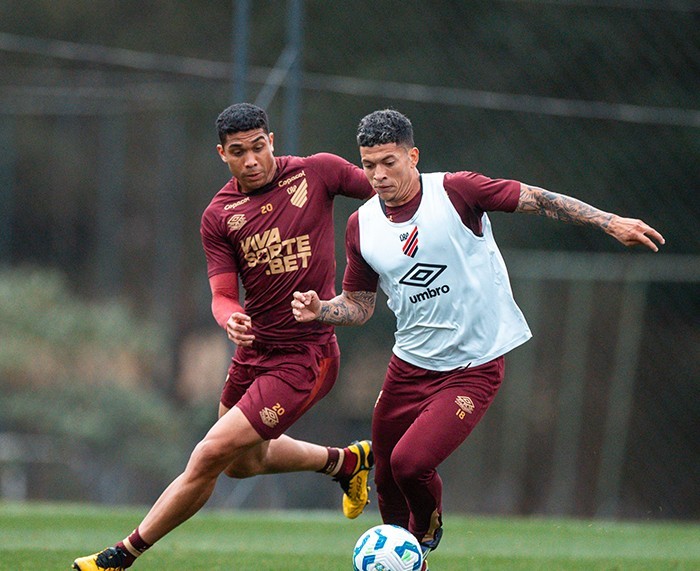 Escalação: Athletico fecha preparação, e dupla fica fora contra o Atlético-GO; veja relacionados