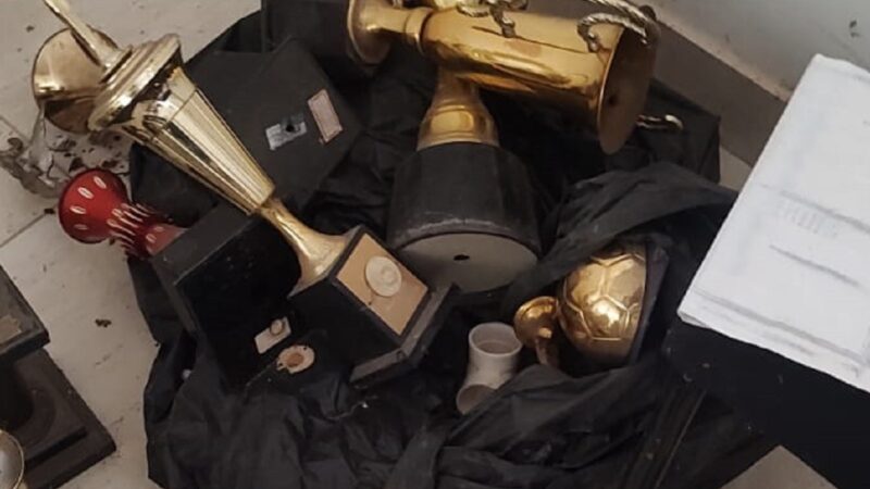 Clube formador de Danilo, do Flamengo, é invadido e tem troféus furtados em MG; veja fotos