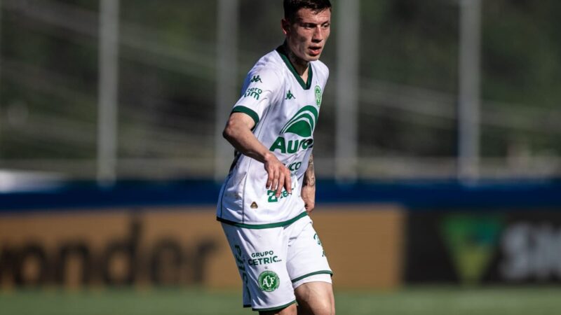 Volante da base da Chapecoense estreia como titular na Série B