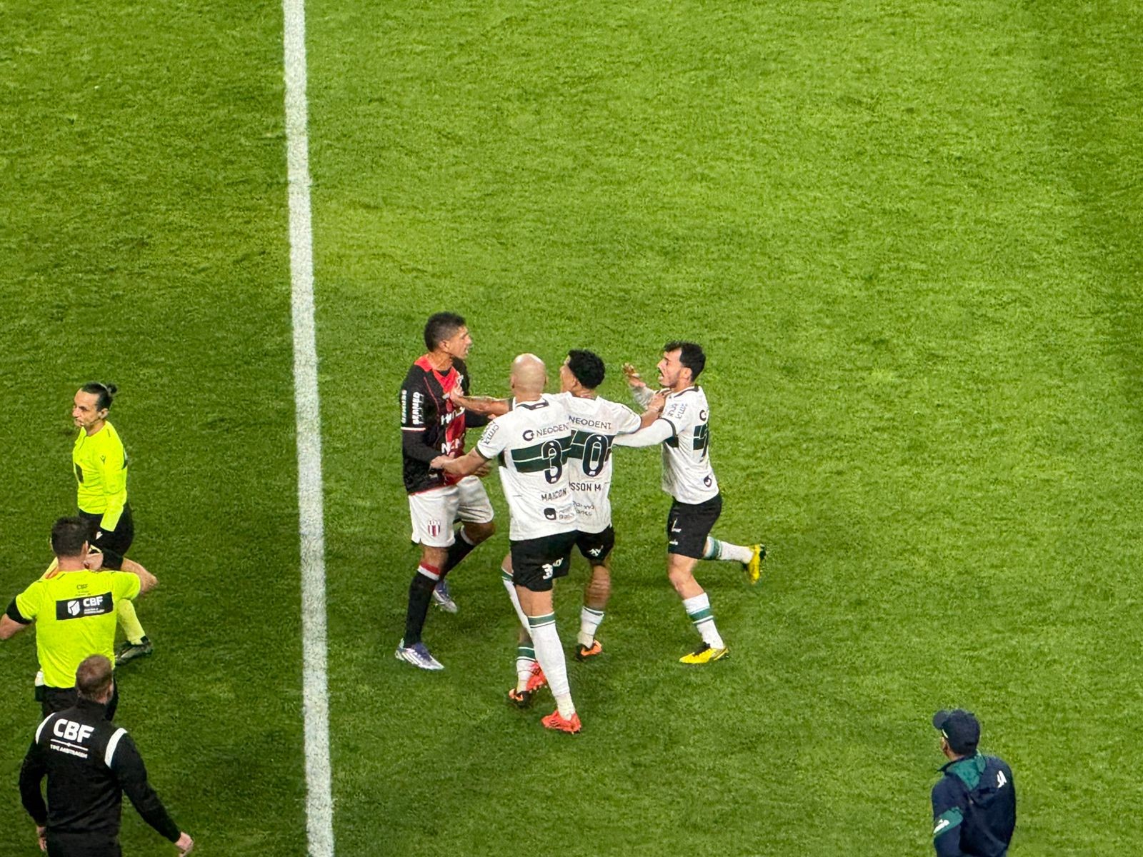 Coritiba x Botafogo-SP: expulso por cotovelada, zagueiro se revolta e acerta tapa no rosto de adversário