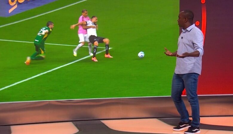 Internacional x Botafogo: PC de Oliveira vê pênalti de Mercado em Arthur Cabral